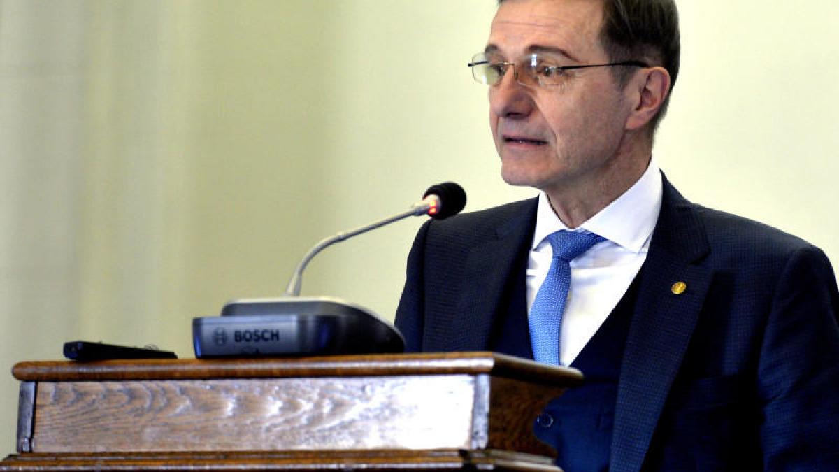 IOAN-AUREL POP, președintele Academiei Române: ​„A le fixa bătrânilor ore de ieșire în lesă, a le construi țarcuri, a-i despărți complet de lume, este absurd”