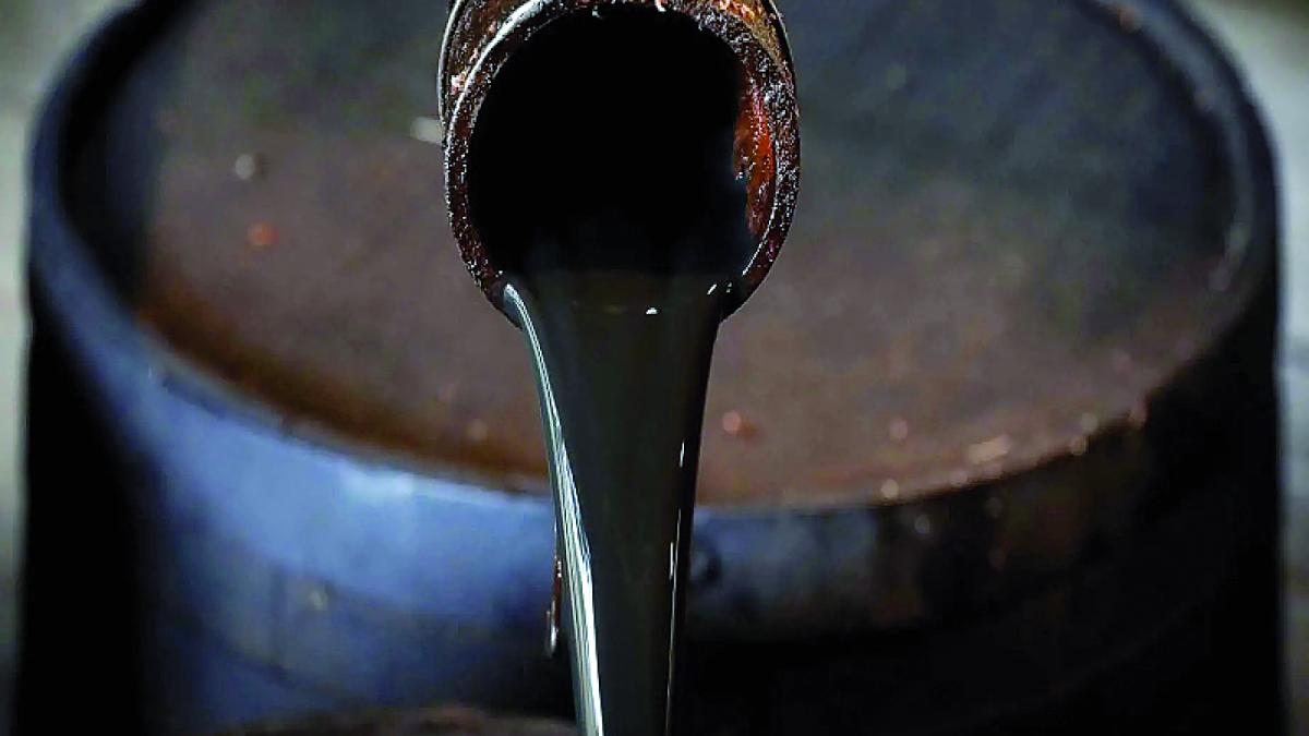 Piaţa mondială a petrolului, îngenuncheată de prăbuşirea cererii