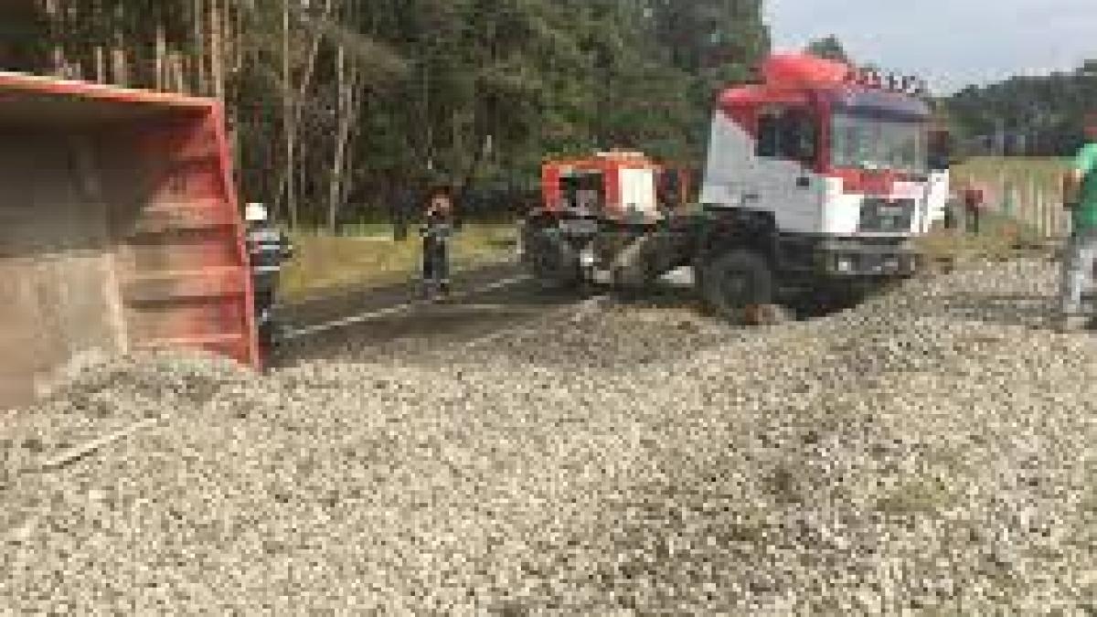 Accident în apropiere de Focşani. Un camion plin cu nisip s-a răsturnat pe marginea şoselei
