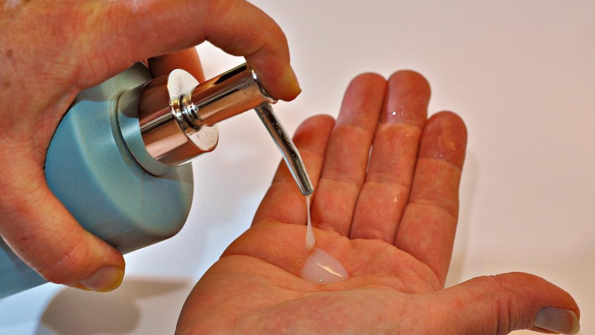 Cum îţi dezinfectezi mâinile fără a-ţi irita pielea