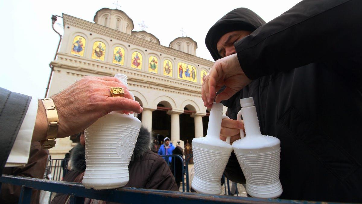 Zeci de oameni s-au îmbulzit la Năvodari să ia aghiasmă