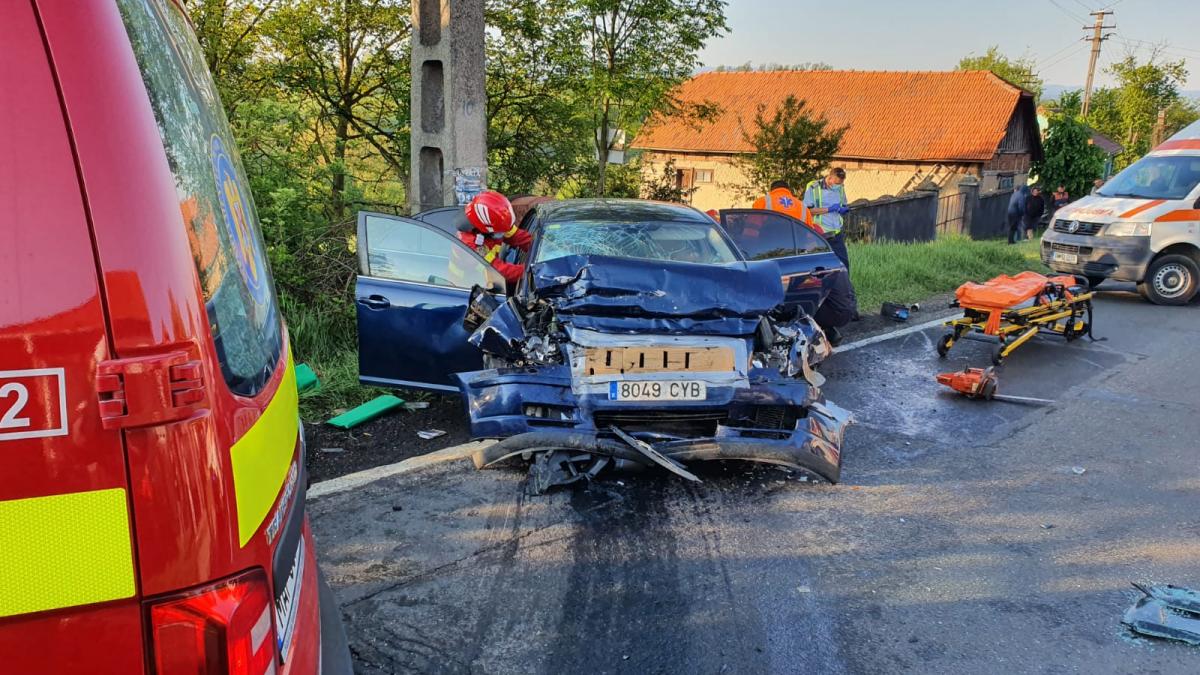 UPDATE Accident GRAV în Timiș. Un bărbat a murit și două persoane au fost rănite, după impactul dintre un TIR și o mașină. Traficul, blocat pe DN68A