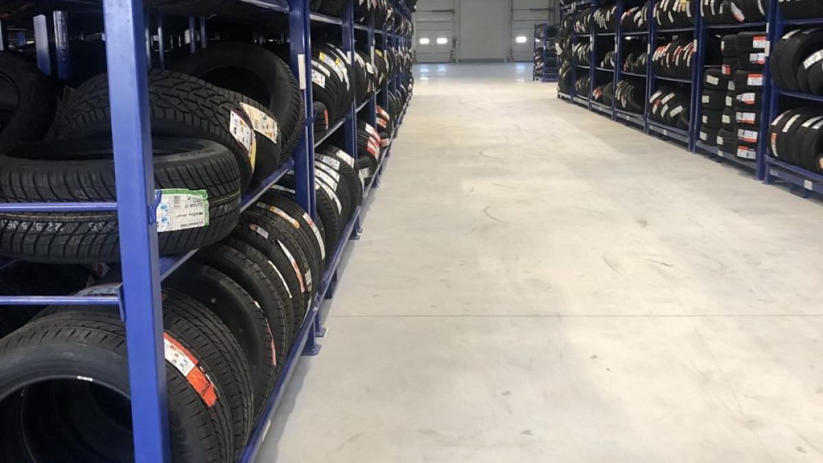 Producătorul de anvelope Continental anunță reducerea la jumătate a profitului operațional