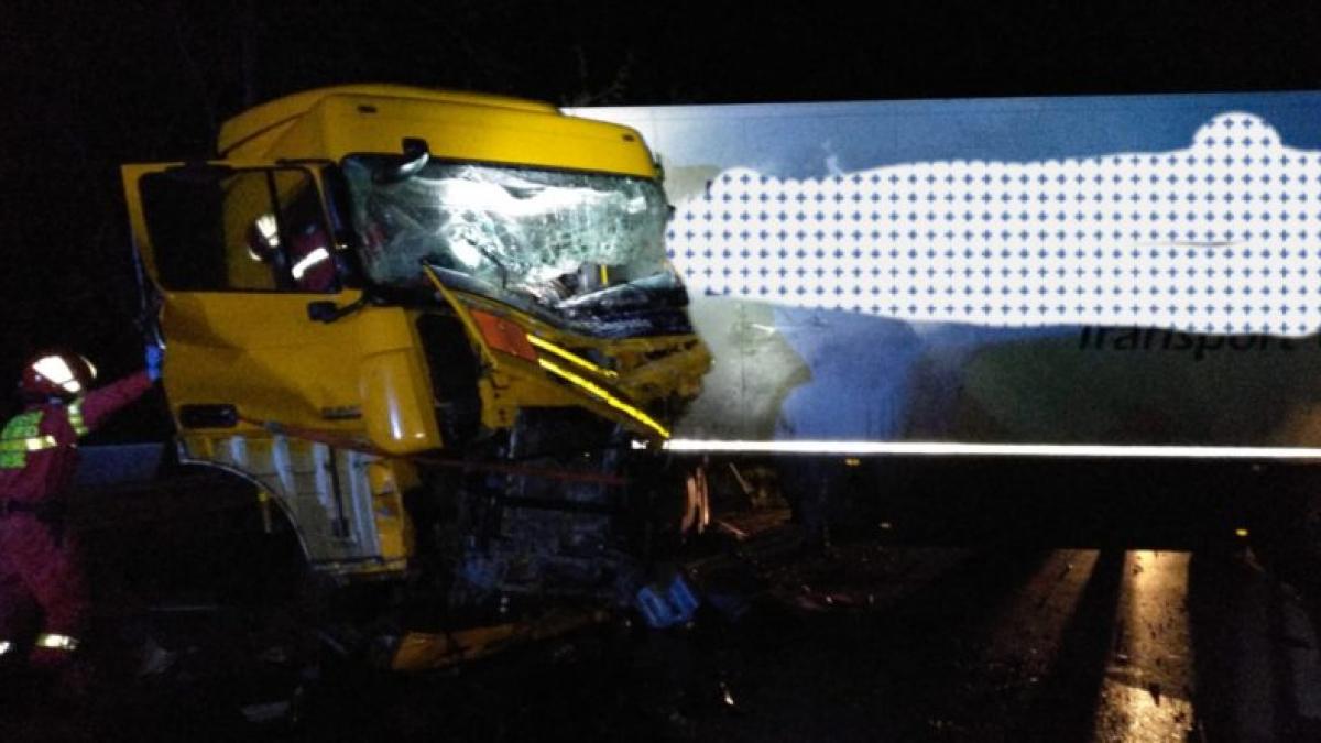 Accident MORTAL în Sighișoara. Ciocnire între un microbuz și un TIR. A fost lansat Cod ROȘU