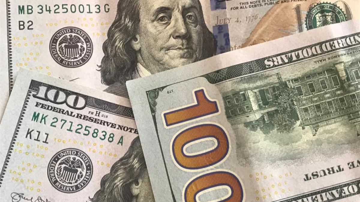 Analiştii financiari estimează deprecierea cursului la 4,97 lei/euro în 12 luni