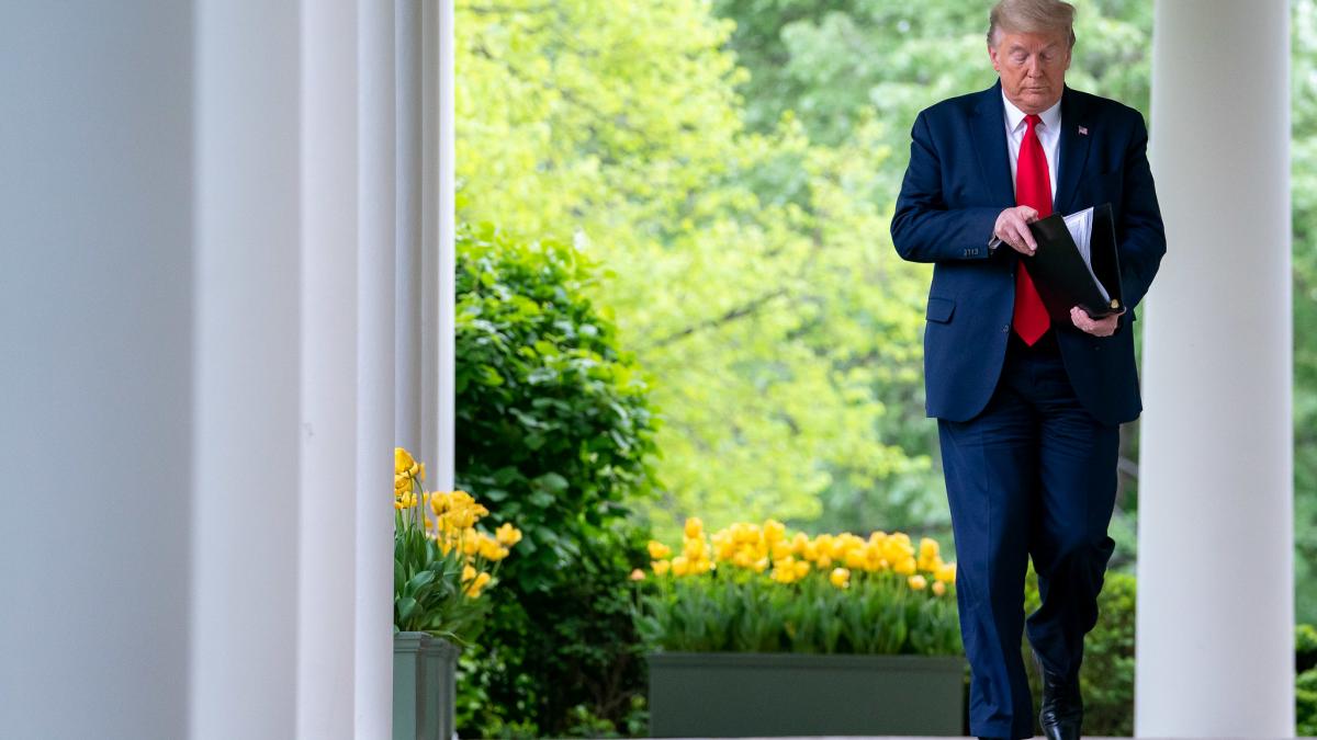 Trump, cu un picior afară din Casa Albă