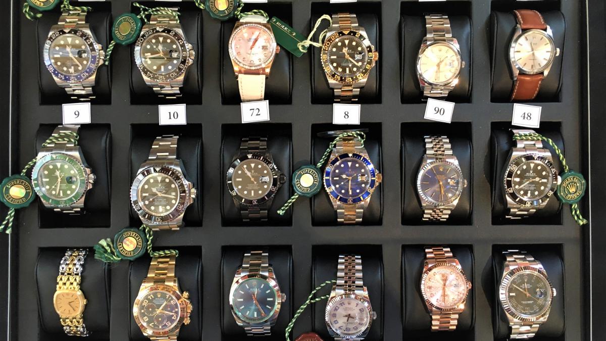 A fost scos la licitație Rolexul din aur al fostului președinte Ion Iliescu