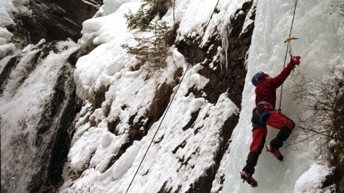 Accident la Cheile Turzii. Un alpinist a căzut de la 20 de metri înălțime