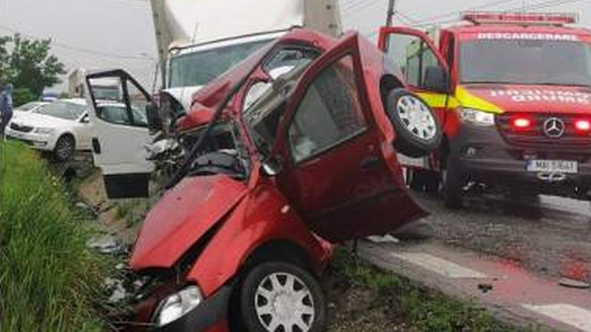 Accident GRAV în Argeș: Două persoane au murit, după ce trei vehicule s-au ciocnit
