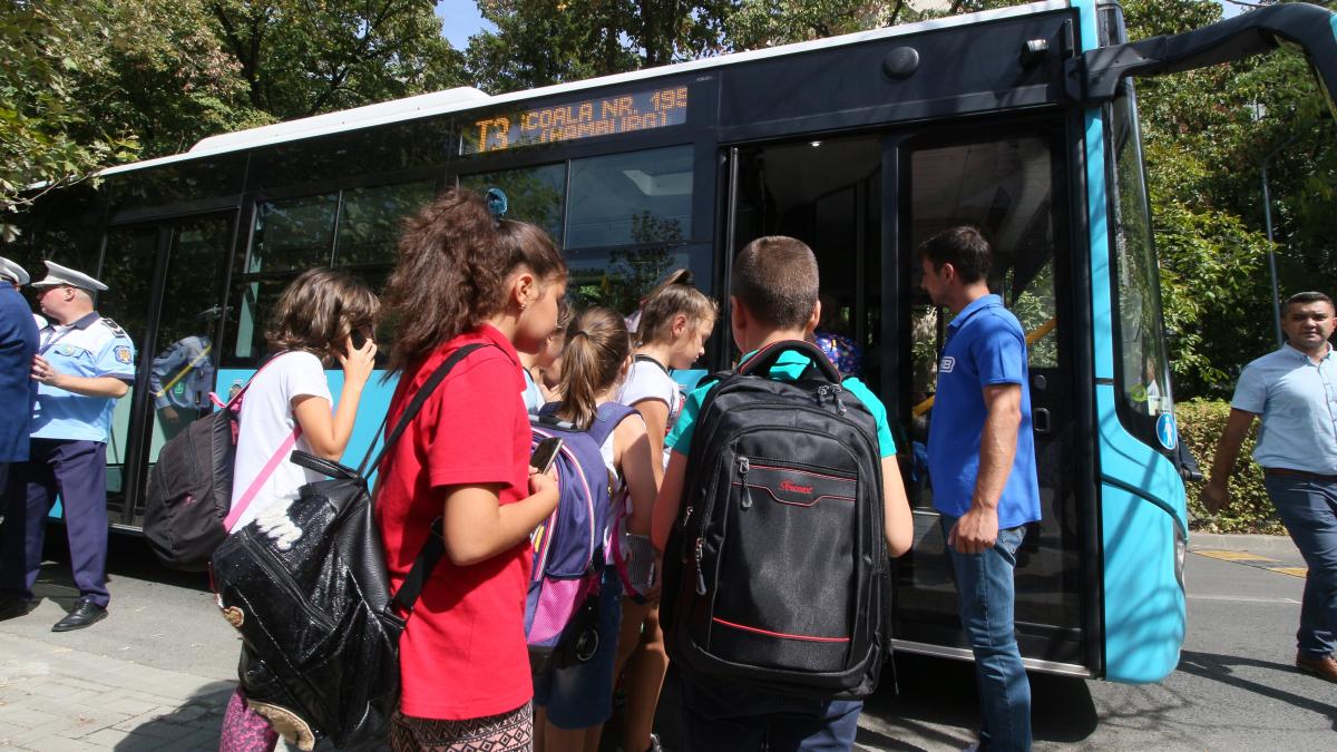 Elevii, după ce Guvernul a promis transport gratuit: Legea nu rezolvă problema rutelor interjudețene