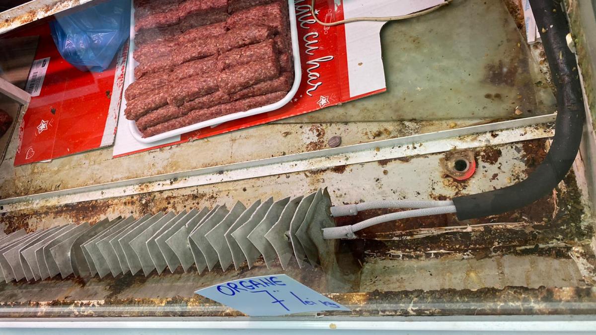 Control ANPC în pieţe: carne stricată şi fructe mucegăite