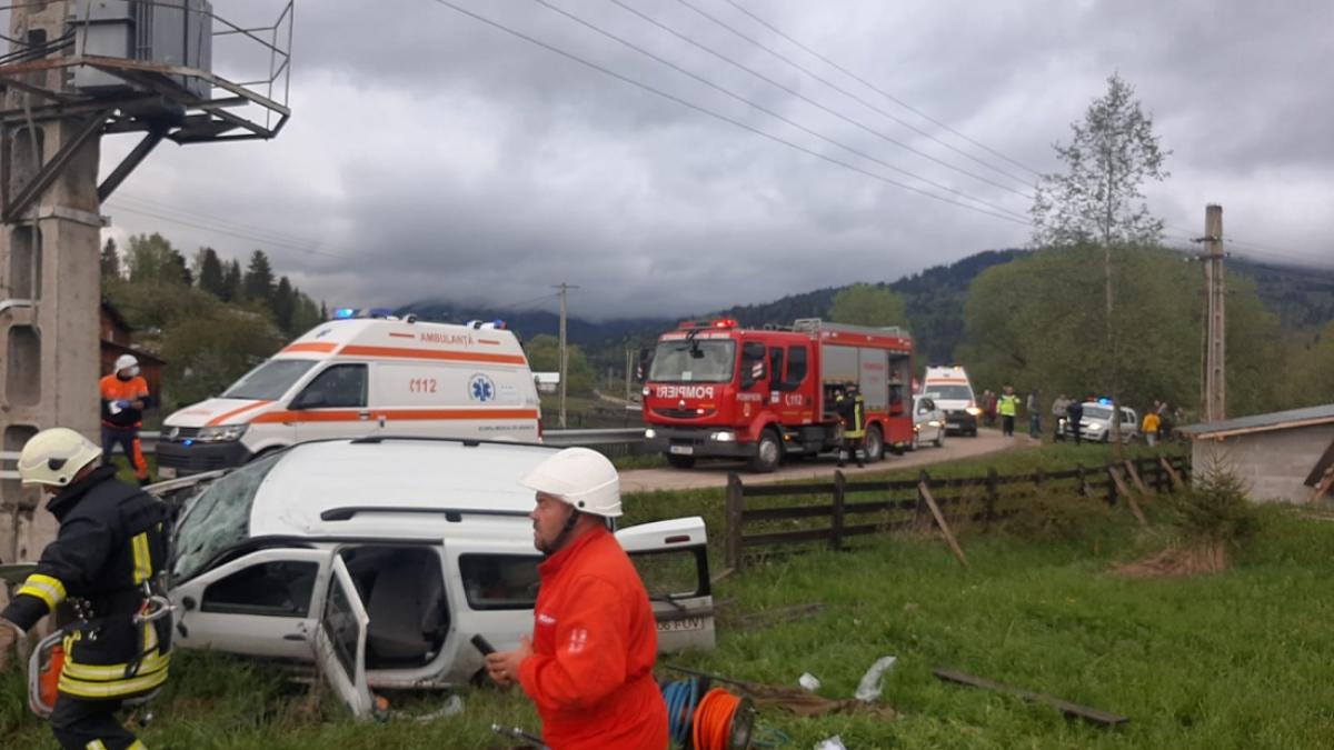 Accident în Suceava: Un mort și 5 răniţi după ce mașina în care erau a intrat într-un stâlp