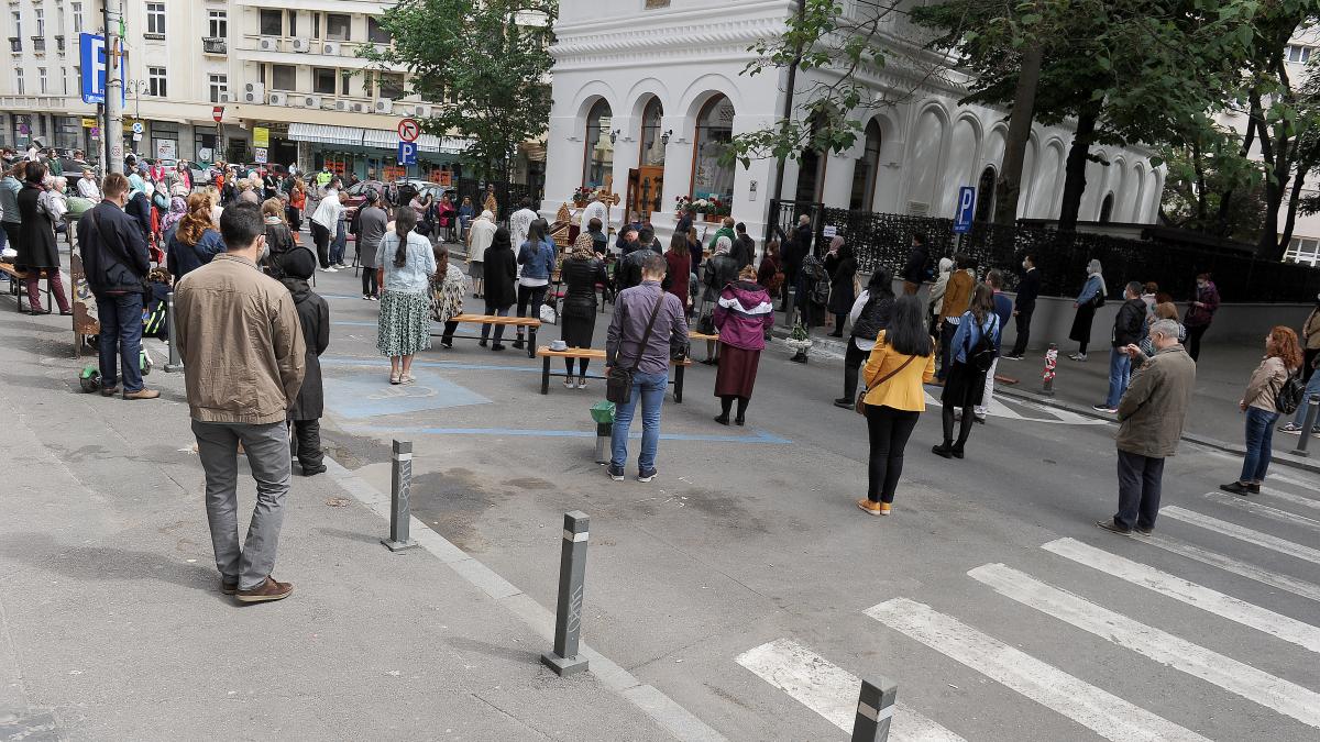Slujbe în aer liber, cu mască şi distanţare