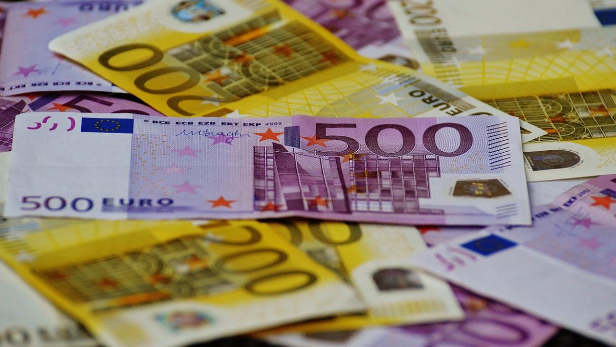Borsetă cu 5.000 de euro, banii de nuntă, găsită pe stradă. Ce s-a întâmplat