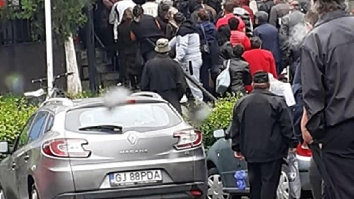 Coadă imensă la Spitalul Județean de Urgență Târgu Jiu. Nu sunt respectate măsurile de distanțare socială