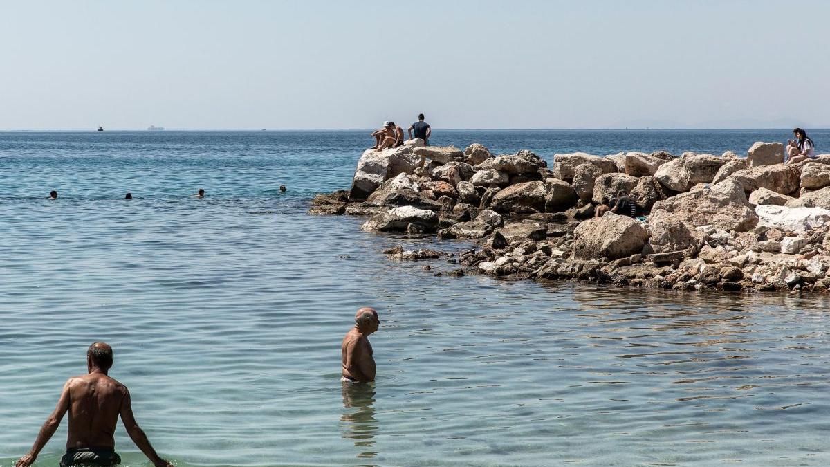 COVID-19. Avem voie să ne scăldăm în piscină sau mare? Specialiștii americani au răspuns