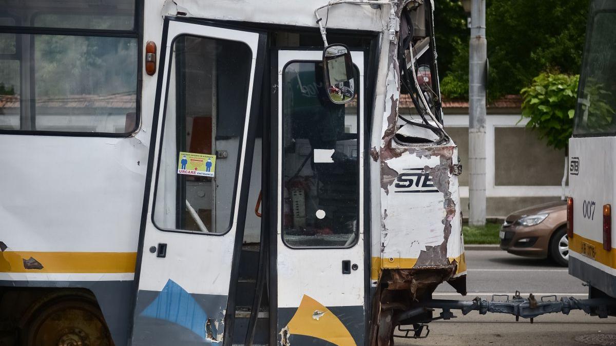 Două tramvaie s-au ciocnit în Capitală: Cel puțin 7 oameni sunt răniți