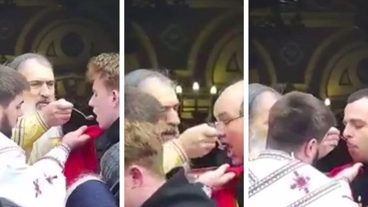 ÎPS Teodosie a împărtășit cu aceeași linguriță la Învierea cu repetiție de la Constanța