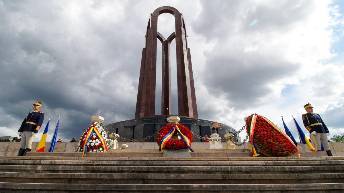 Galerie FOTO Ceremonia depunerii de coroane de flori, organizată cu prilejul Zilei Eroilor