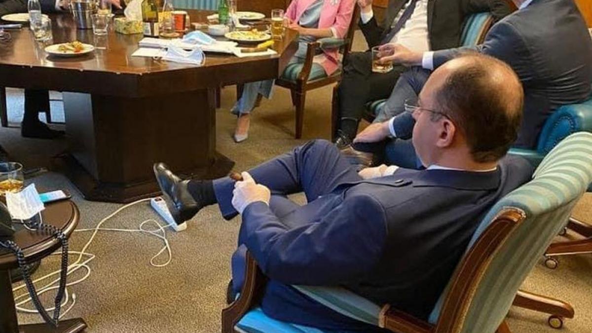 Ludovic Orban, amendat cu 3.000 de lei pentru fumat în spații închise și nepurtarea maștii