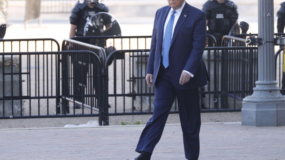 China râde că Trump s-a ascuns de protestatari