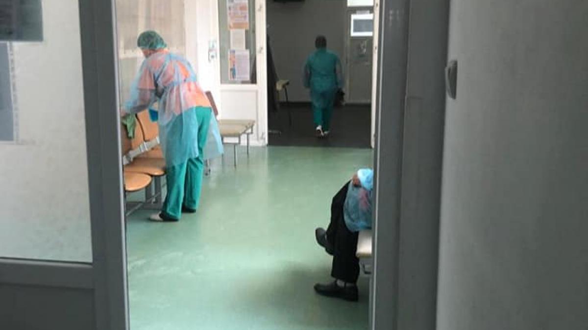 Imaginile umilinței la Târgoviște: Bolnav cu probleme psihice, cărat cu pături improvizate