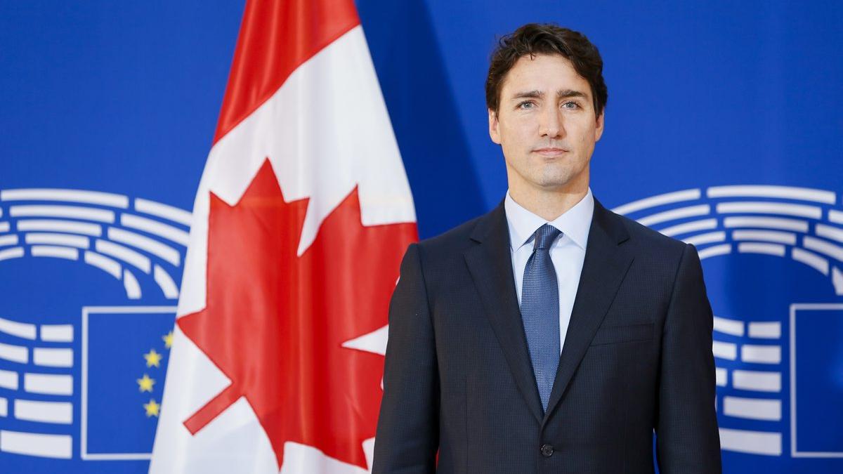 Premierul Canadei, în genunchi la o manifestaţie împotriva rasismului