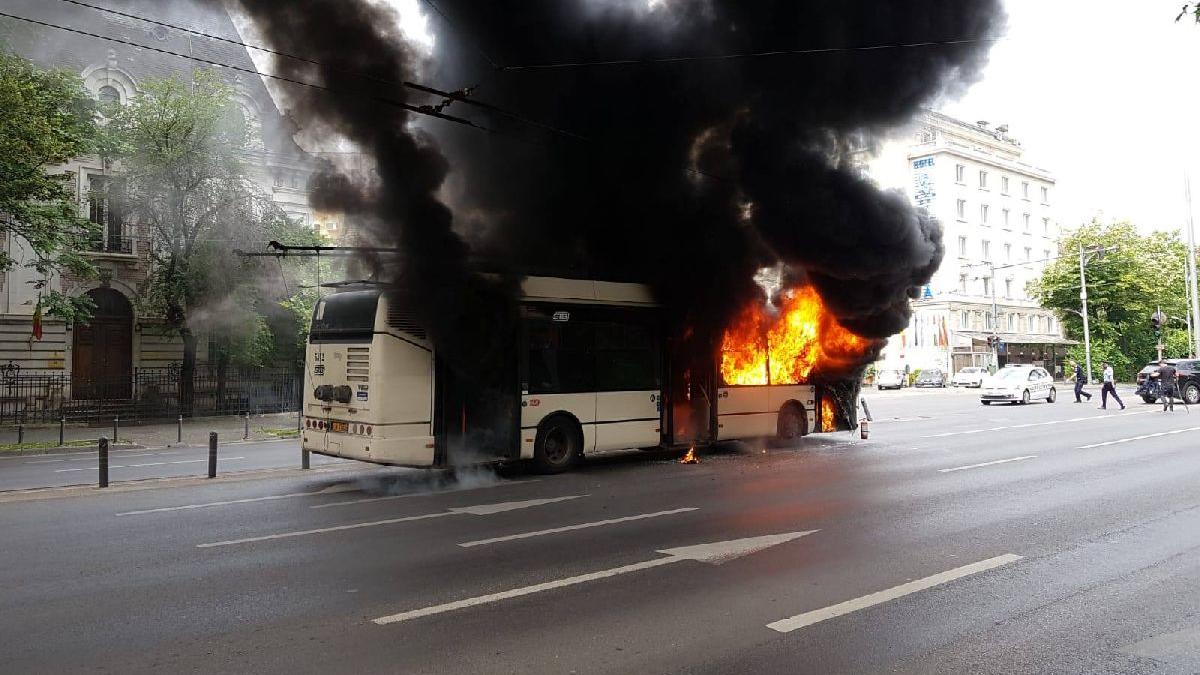 Bucureşti: troleibuz în flăcări