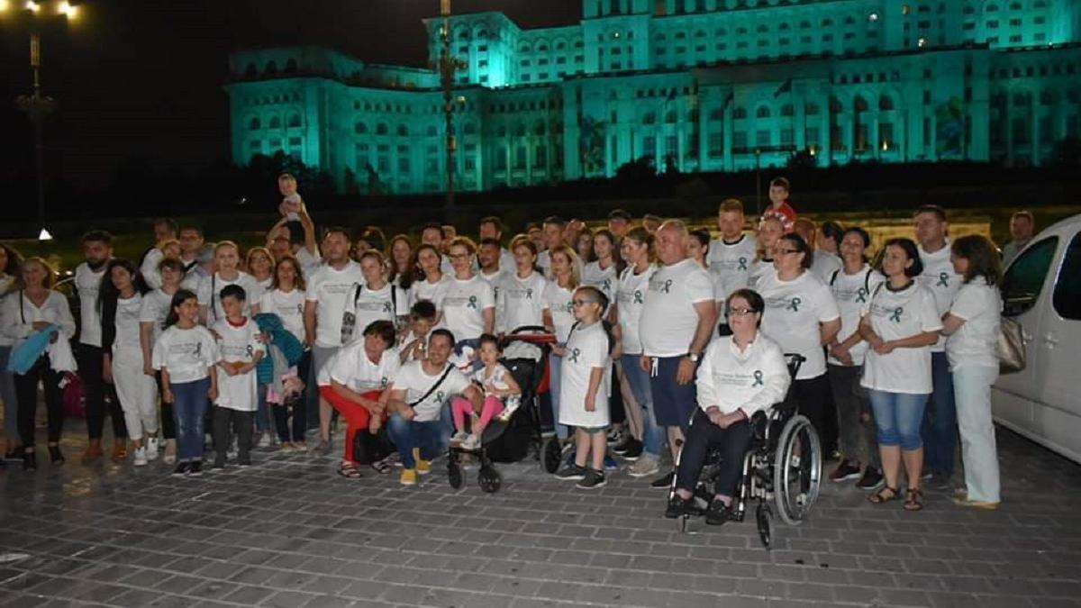 Palatul Parlamentului, iluminat în turcoaz