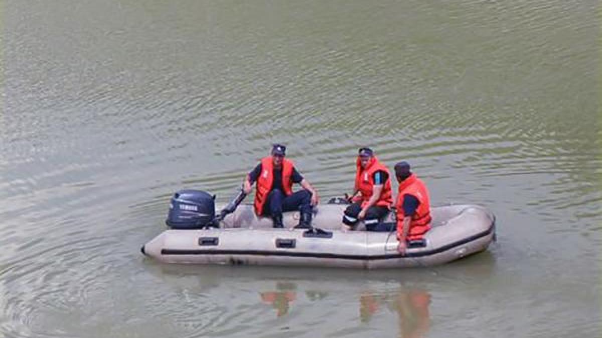Tragedie la Sibiu: Doi adolescenți au căzut cu bicicletele într-un lac. Unul dintre ei, căutat de pompieri militari