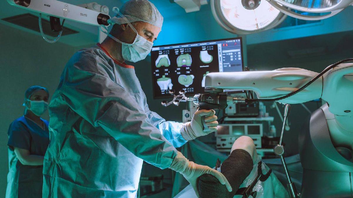 Premieră medicală în România! Robotul MAKO, folosit în intervențiile ortopedice de protezare