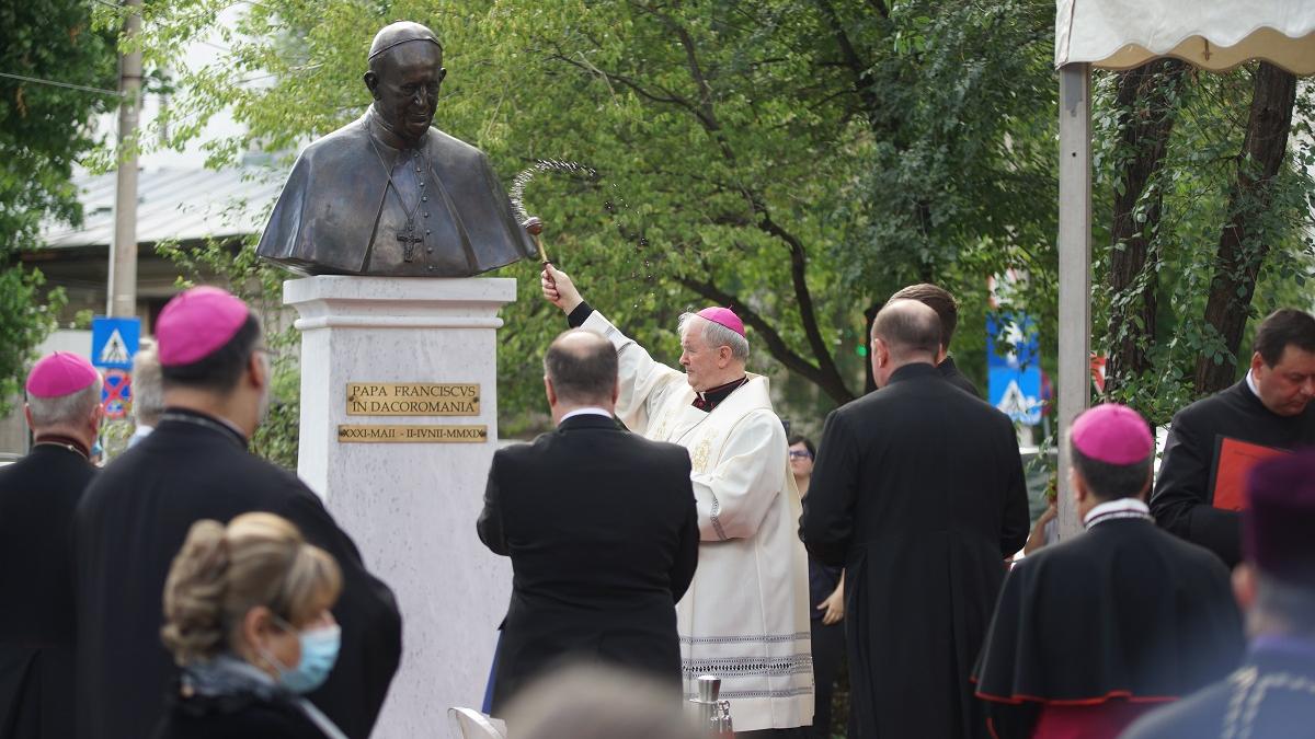 Papa Francisc are statuie în Capitală