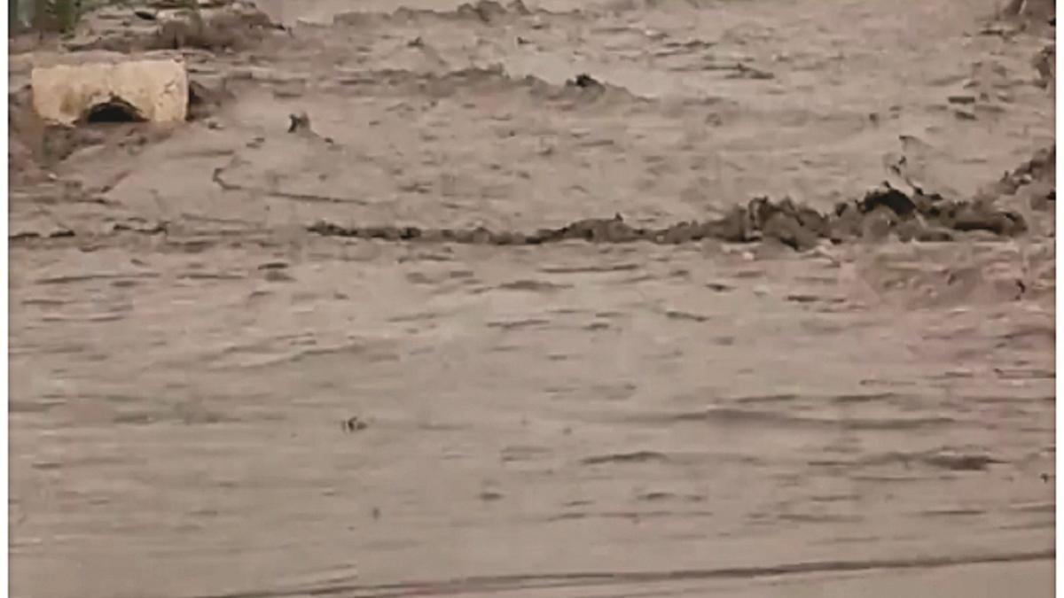 Case și mașini distruse de inundații