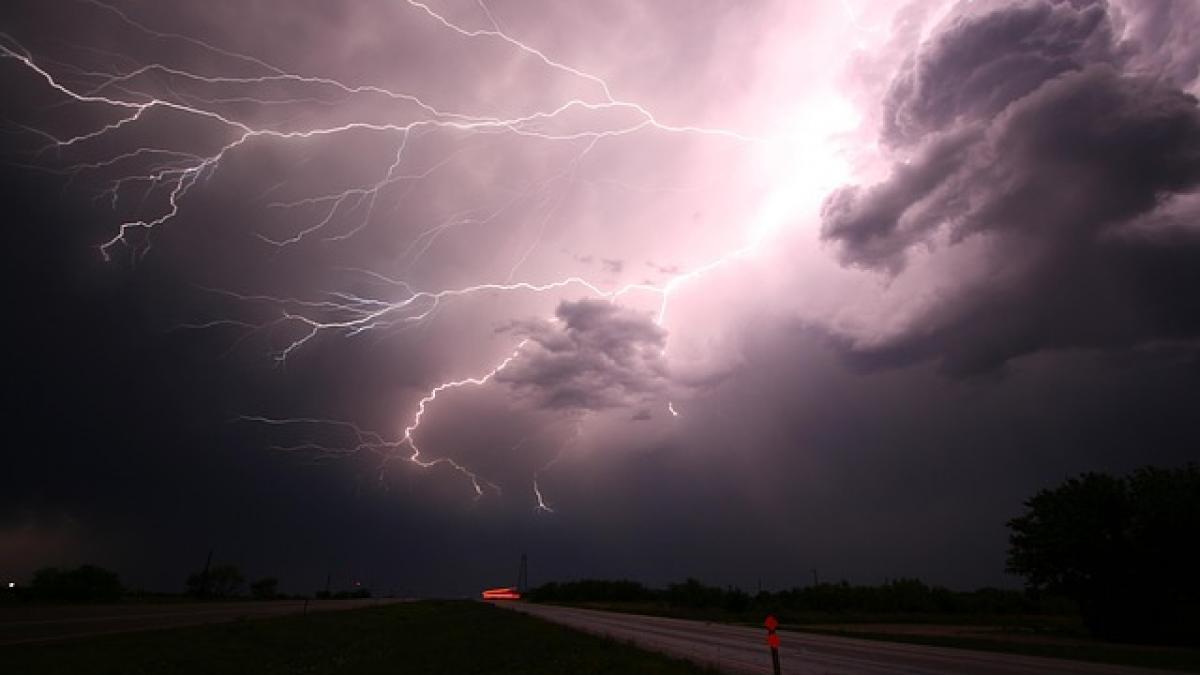 Cod roșu de ploi în Tulcea, Botoșani, Vaslui, Suceava și Iași