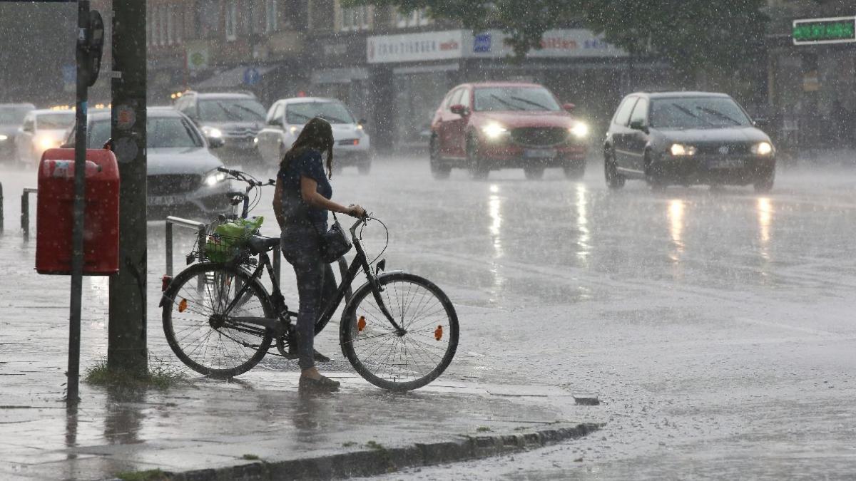 Avertisment METEO. Cod galben de ploi torențiale și vijelii în toată țara până luni dimineața