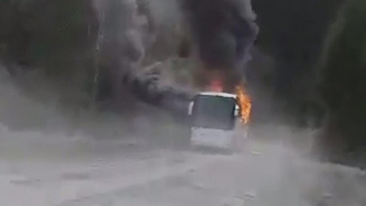 Incendiu pe DN 1. Un autocar cu 46 de persoane la bord a luat foc în Azuga