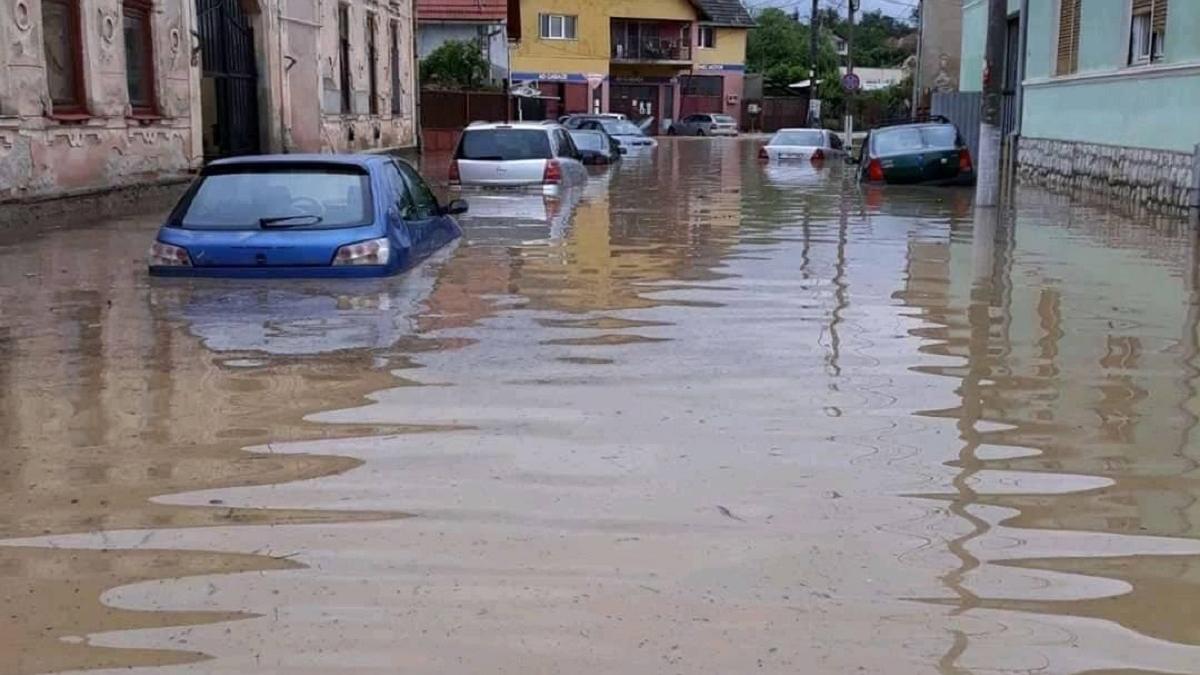 Aiud: bebeluș scos pe geam