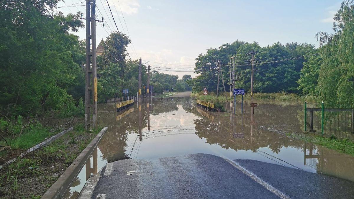 Circulație întreruptă pe două drumuri naționale, în urma ploilor din ultima vreme