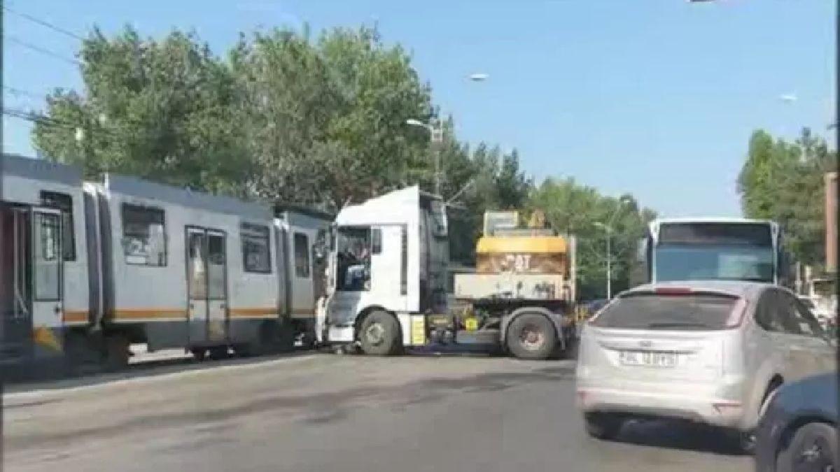 Accident pe linia tramvaiului 41. Un tir a intrat într-un tramvai