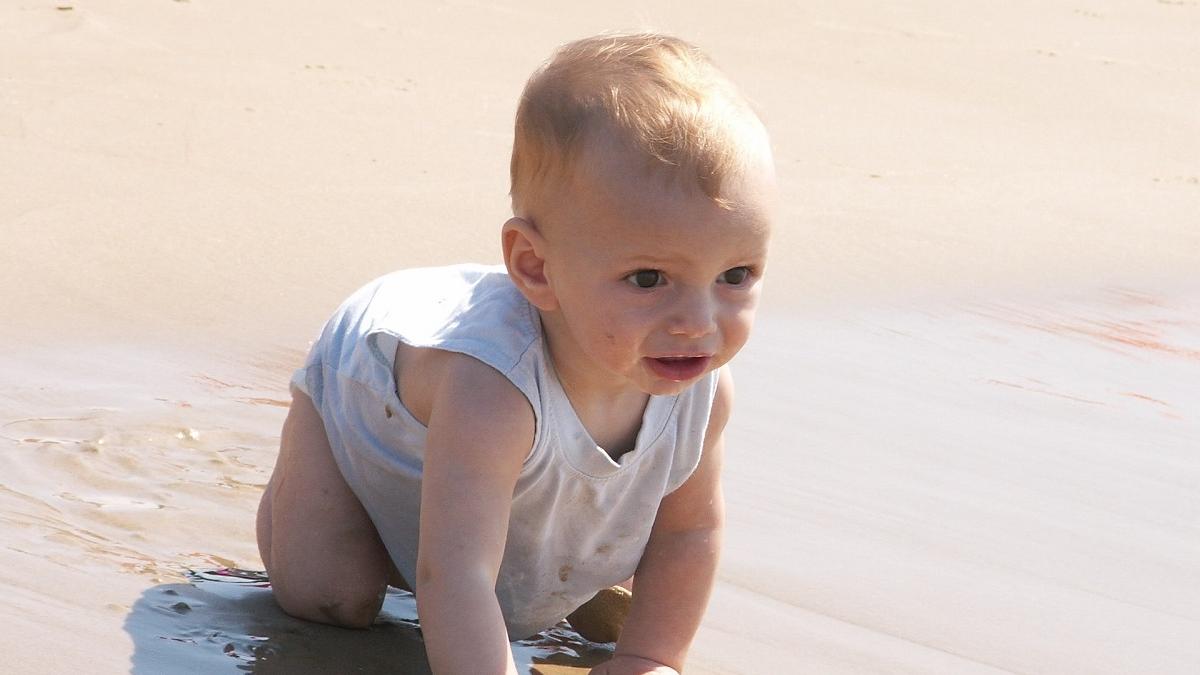 Cu bebe în vacanţă: cât îl laşi la soare?