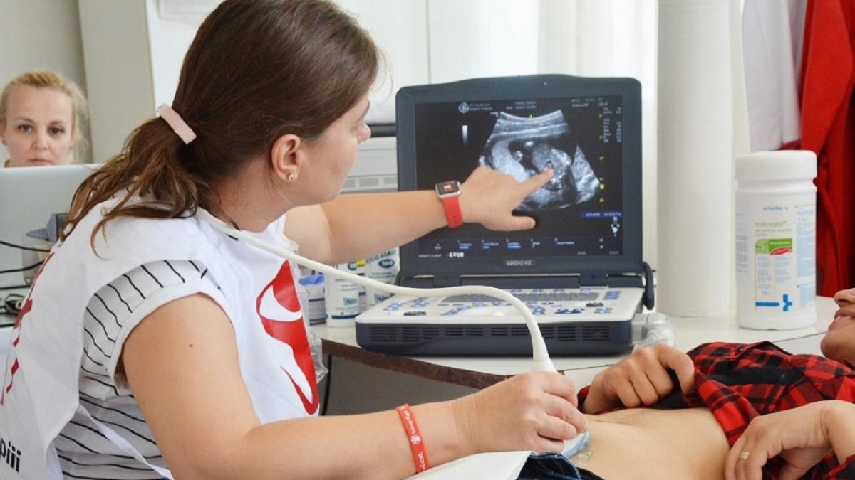 1 din 4 mame minore ale UE trăiește în România
