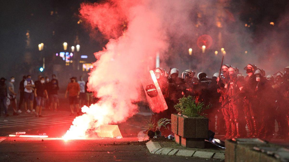 A fost reinstaurată starea de urgență. Președintele a luat această decizie. Proteste violente pe străzile din Belgrad