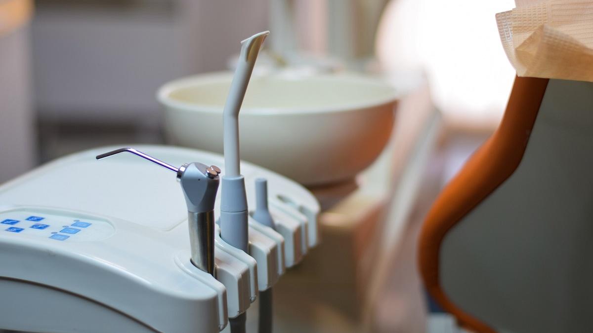 Dentiștii acuzați de moartea unui copil, în război cu DSP Pitești