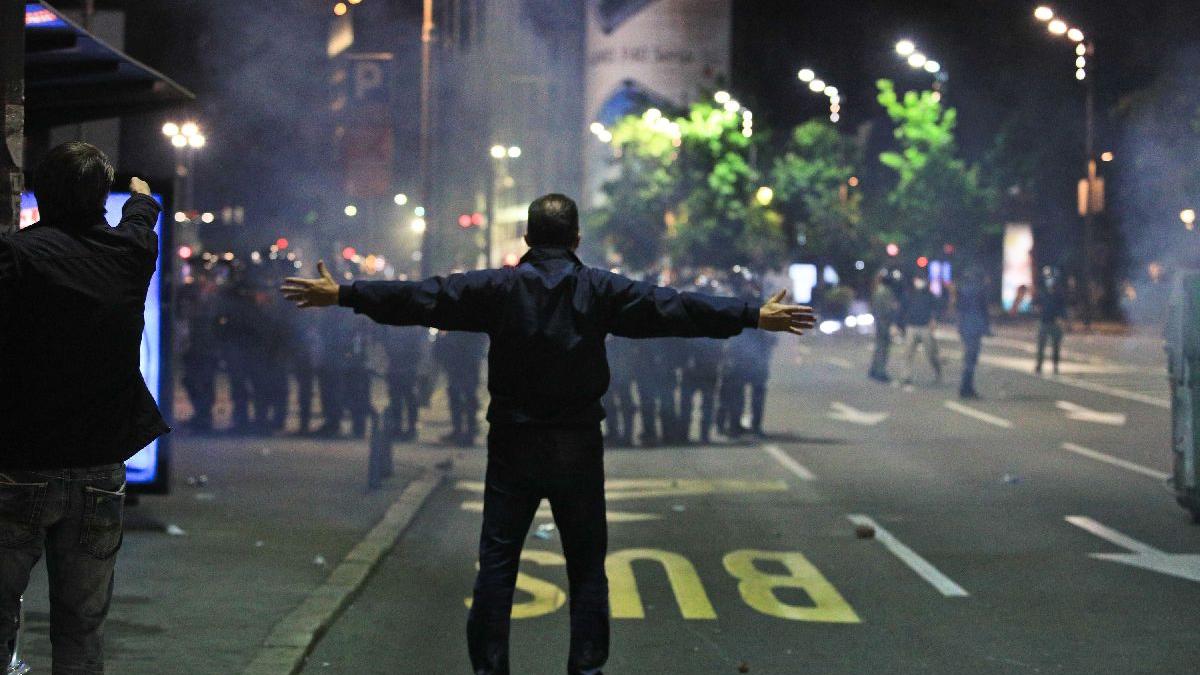 Zeci de răniţi, în urma protestelor violente din Belgrad 