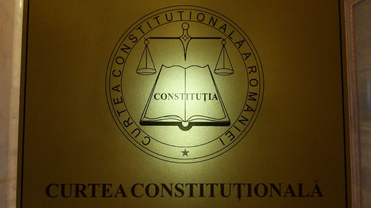 CCR: Punerea sub interdicţie judecătorească a unei persoane fără discernământ este neconstituțională