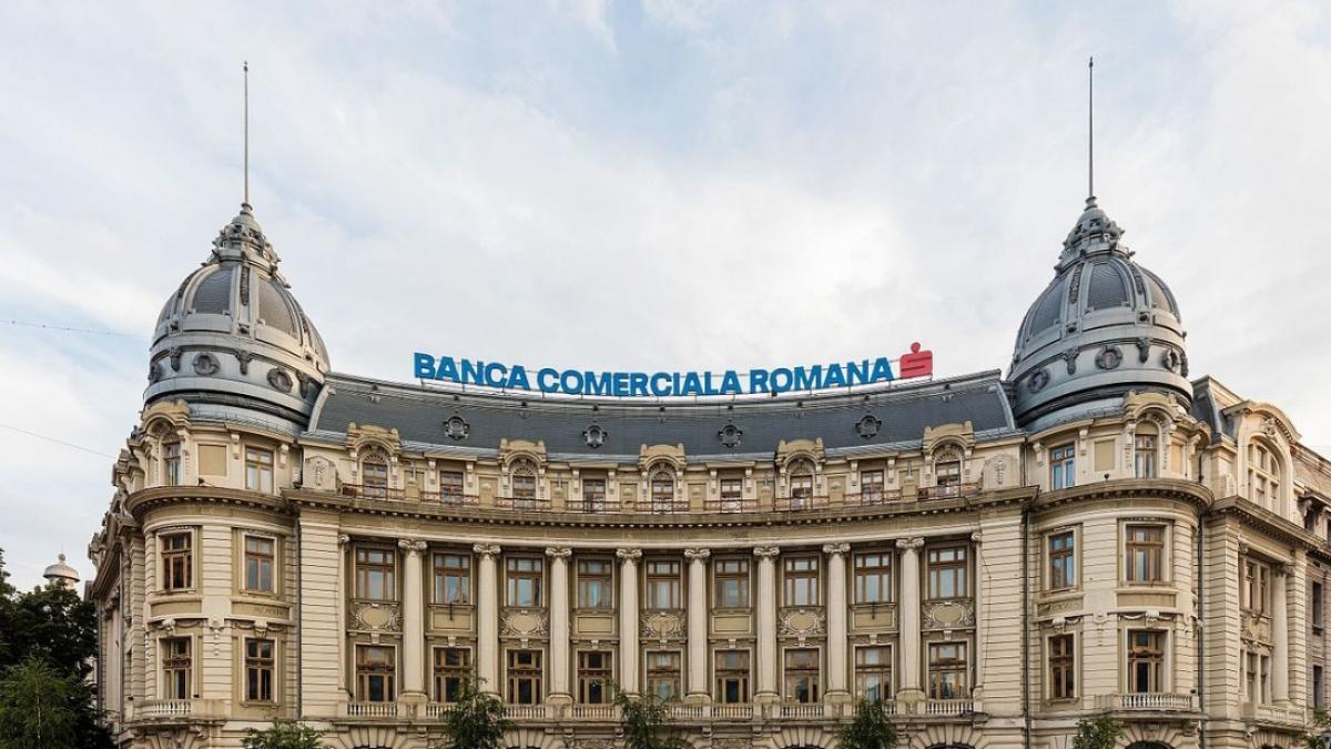 BCR oprește sistemul de carduri, în noaptea de vineri spre sâmbătă