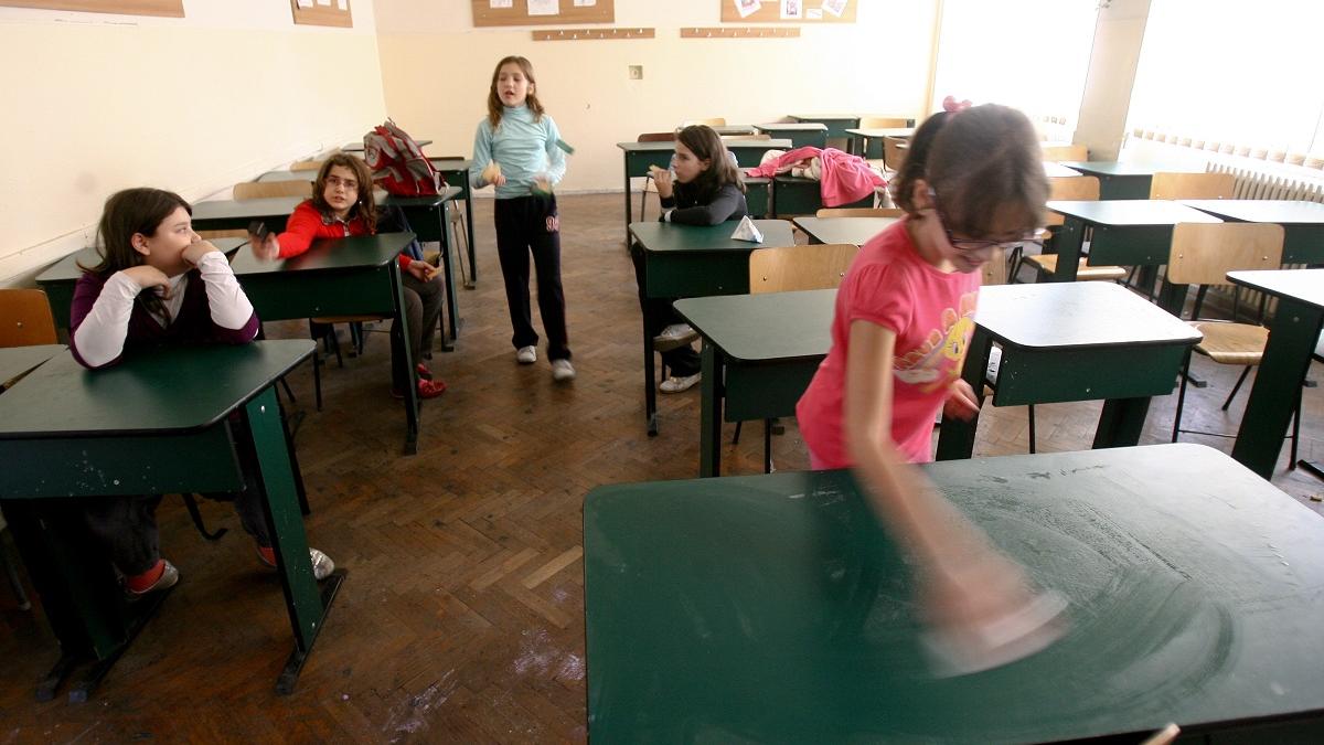 Școala în pandemie: din trei scenarii s-ar putea face unul bun