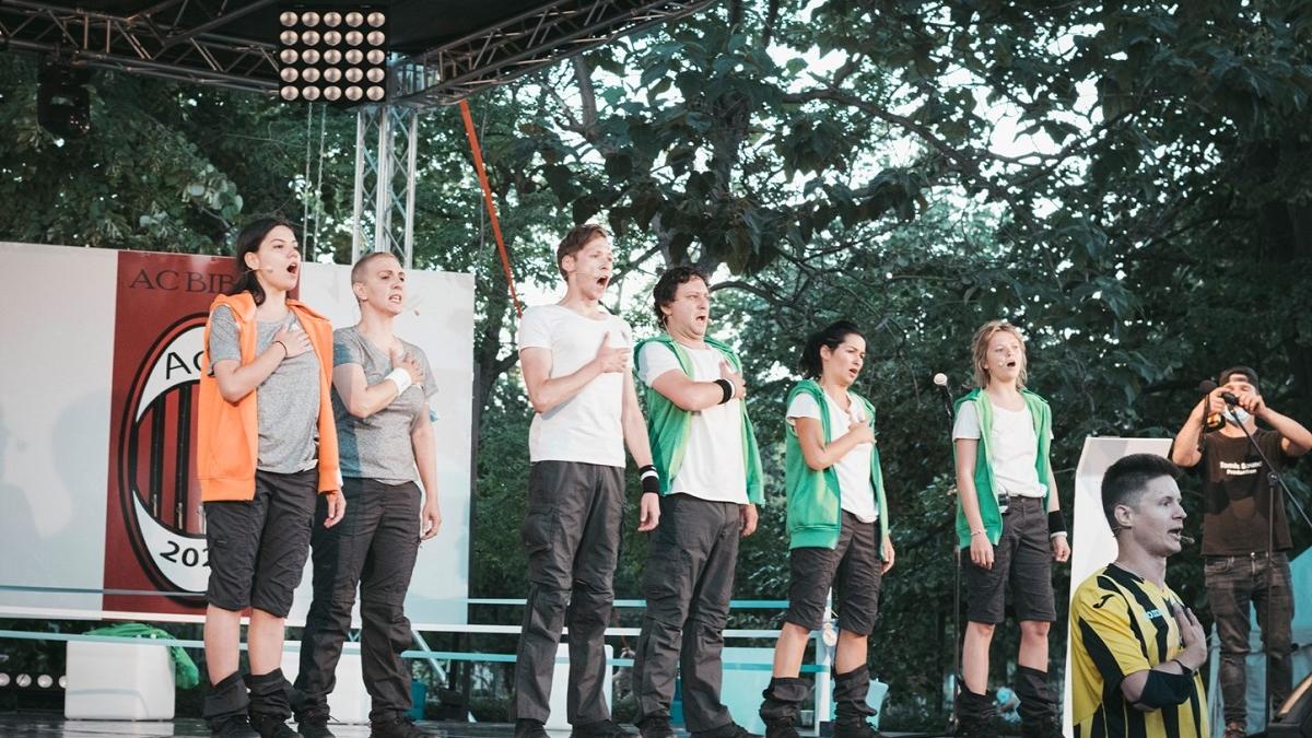 Spectacolele de teatru, mutate în aer liber