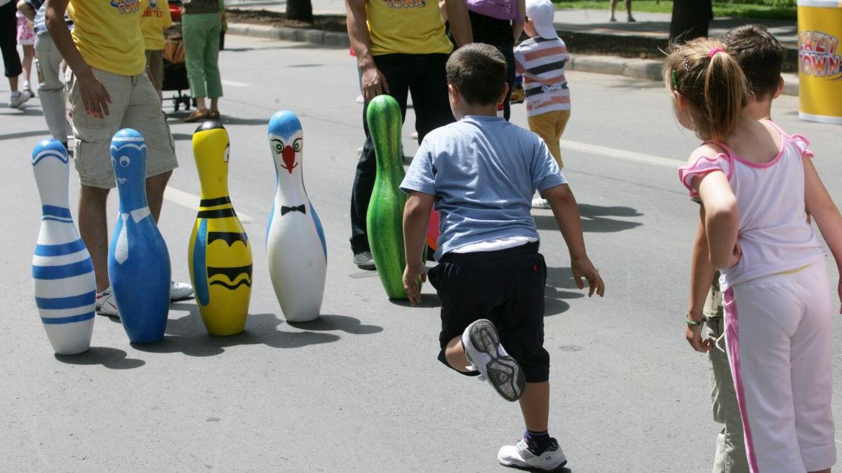 Mai mult de patru din zece copii născuți în Europa și trei în România sunt în afara căsătoriilor