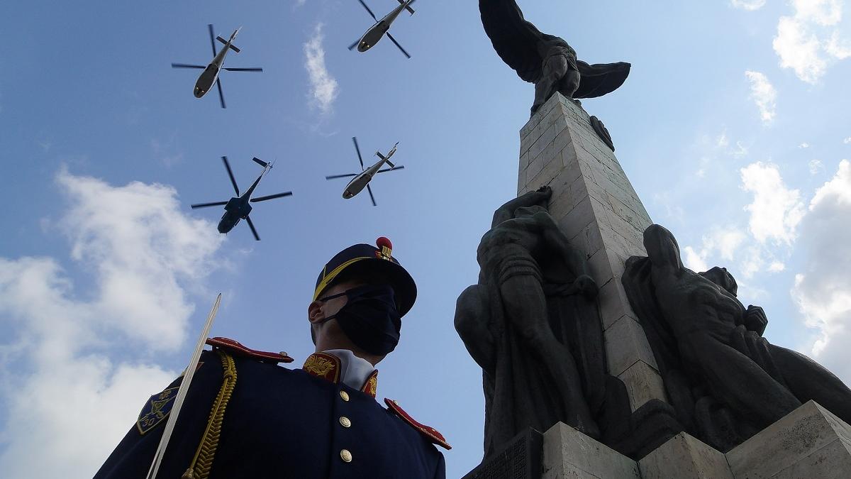 Ziua Aviaţiei: flori pentru eroii aerului
